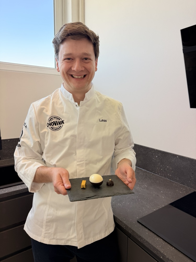 Our chef presenting creations made with ChoViva